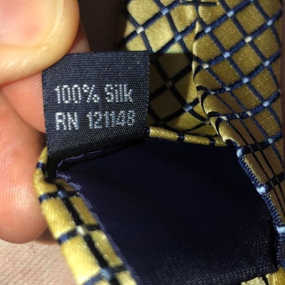 IZOD Stunning Diamond 💯 Silk Gold Navy Blue Tie - Picture 6 of 6